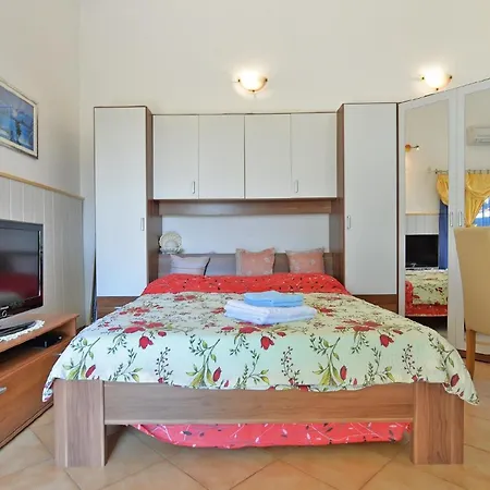 Apartment Fuer 2 Personen Ca 32 Qm In Sijana, Istrien Istrische Riviera *